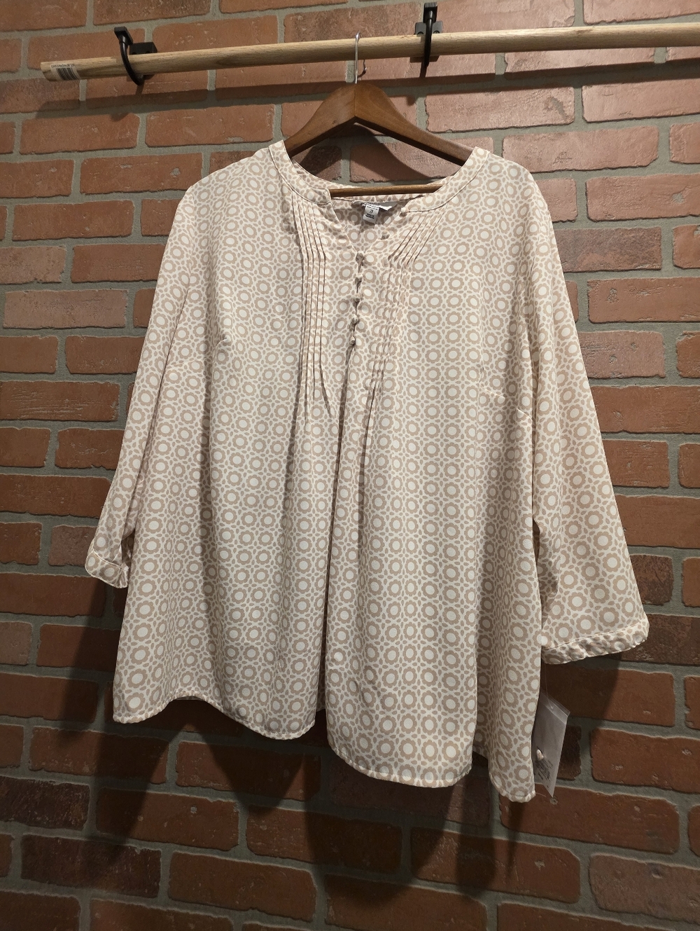 Croft And Barrow Women's Cream Printed Button-Pleat Blouse 2X. Sku 64